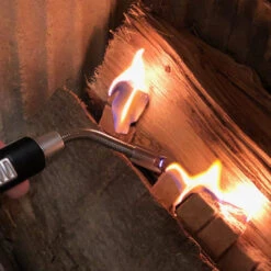 TFA Dostmann TFA 98.1118.01 Elektronisches Lichtbogen Stabfeuerzeug Mit Flexiblem Hals -Vaude Boutiquen Feuerzeug 98 1118 Anwendung2