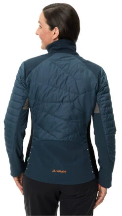 Vaude Damenjacke Minaki III Thermojacke Fahrradjacke -Vaude Boutiquen WO Minaki III dark sea hinten anwendung